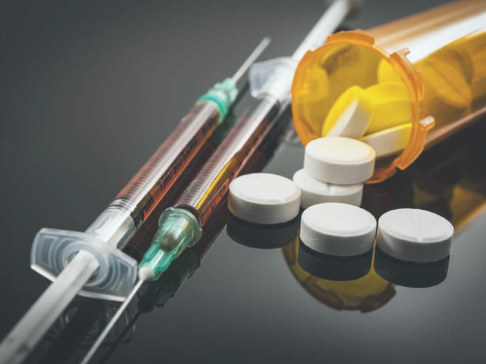шприцы и таблетки